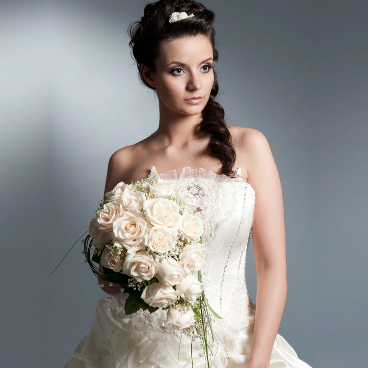 Букет невесты из кремовых крупных роз и гипсофилы "Синнабон"